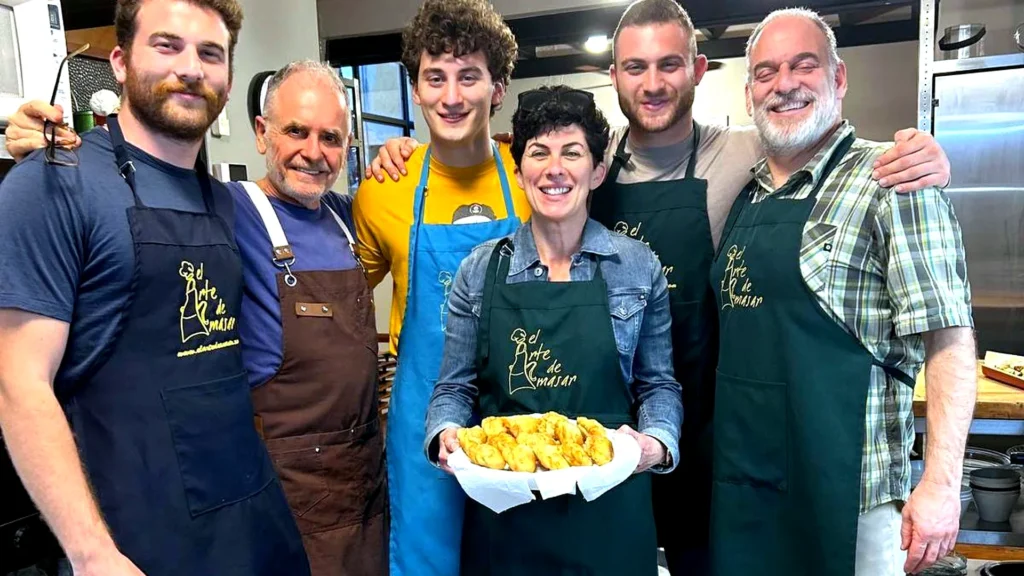 Private cooking classes in Buenos Aires FAQ — Chef Saul with students